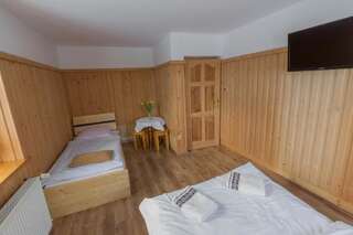 Отели типа «постель и завтрак» Zakątek Pod Smrekami Косцелиско Стандартный трехместный номер-24